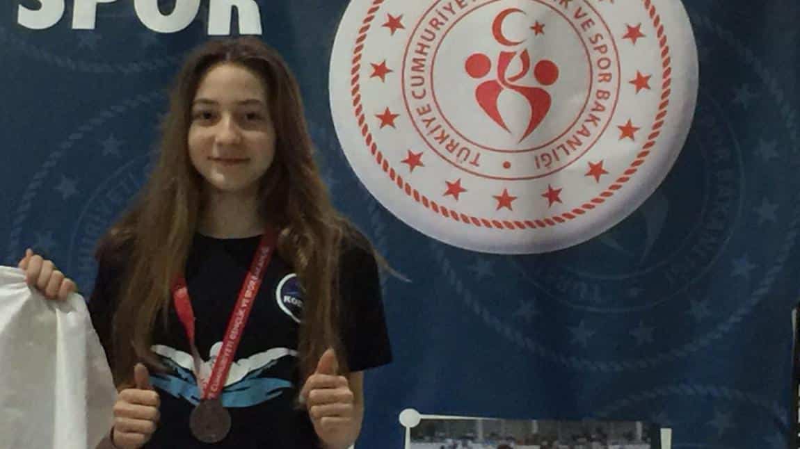 Okullar Arası Yüzme Yarışmalarında Balım İrem Emanet isimli öğrencimizden büyük başarı